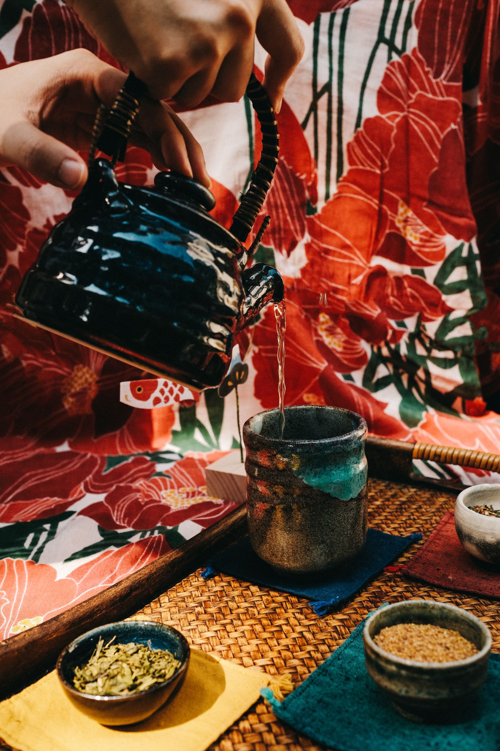 丁寧にお茶を注ぐ様子