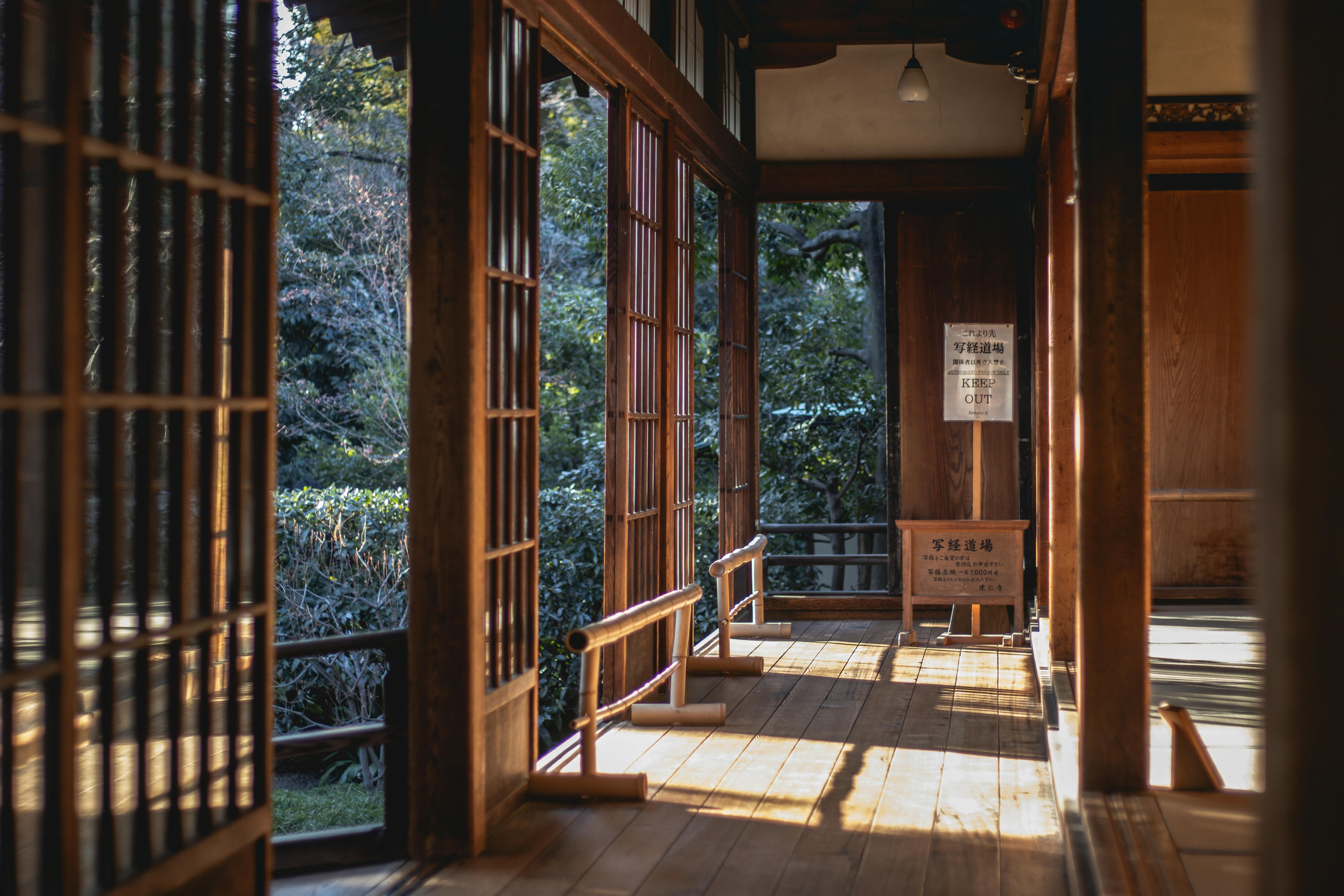 和のしつらえの店内風景